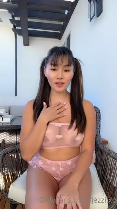 Jezzi.Xo Masturbates On The Patio