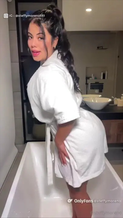 STEFFY MORENO HAVE FUN IN HER BATHROOM