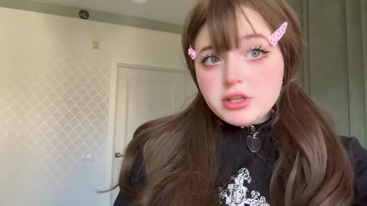 DushessIness Fingers Her Pussy And Anus