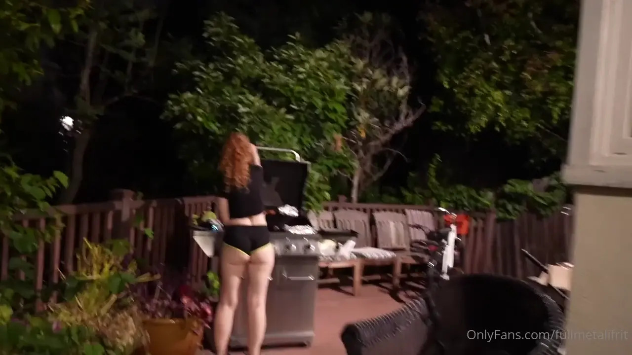 Fullmetalifrit Twerks During House Chores
