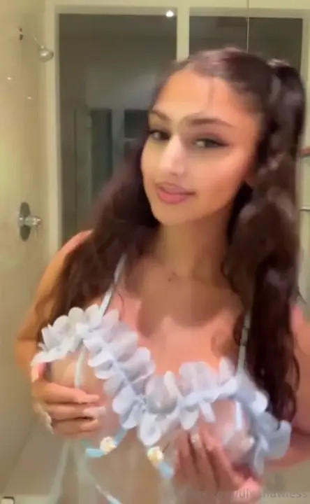 Divaflawless Teases In Her Sexy Nightgown