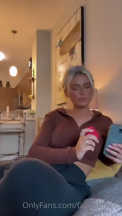 Fallonlovexo Masturbates With Her Vibrators