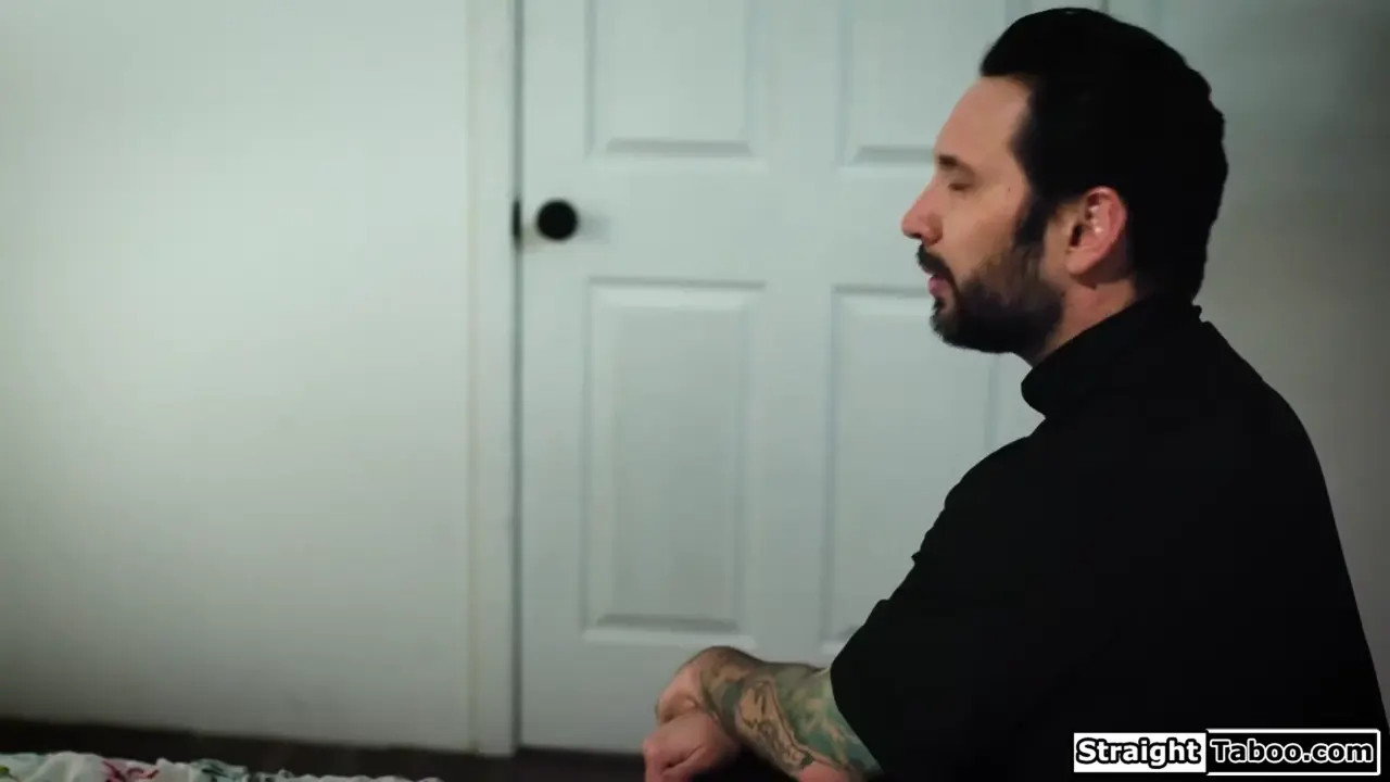 Eliza Eves Gets Pounded On The Bed