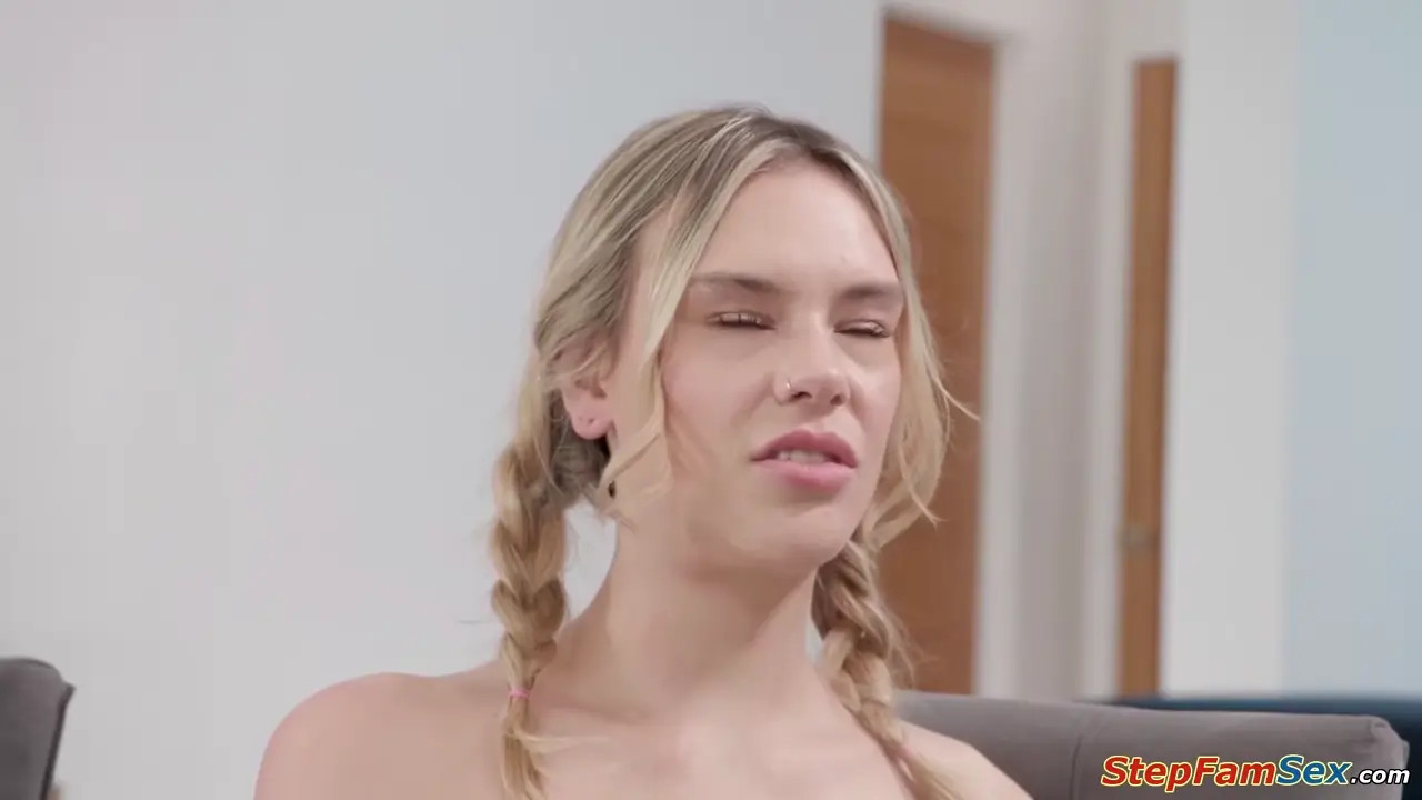 KnifeGrlfriend Fucks Her Step Cousin - ePornLeak