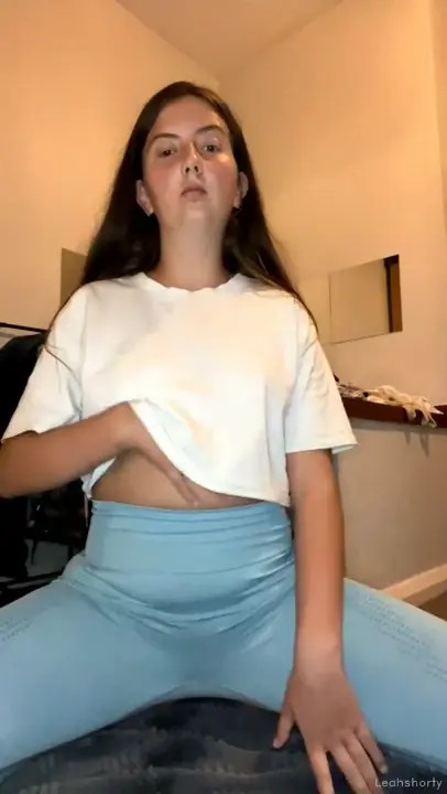 Leahshorty Strips & Masturbates On Live Stream
