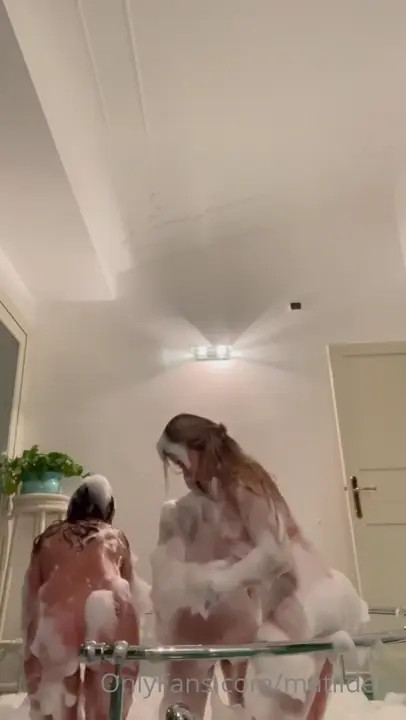 Mati Marroni And Friends Enjoy A Bubble Bath
