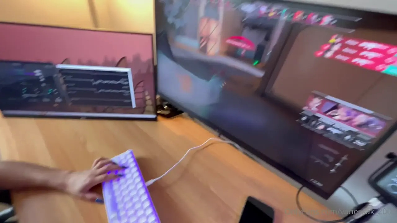 Vanessak2002 Loves Fucking While Playing