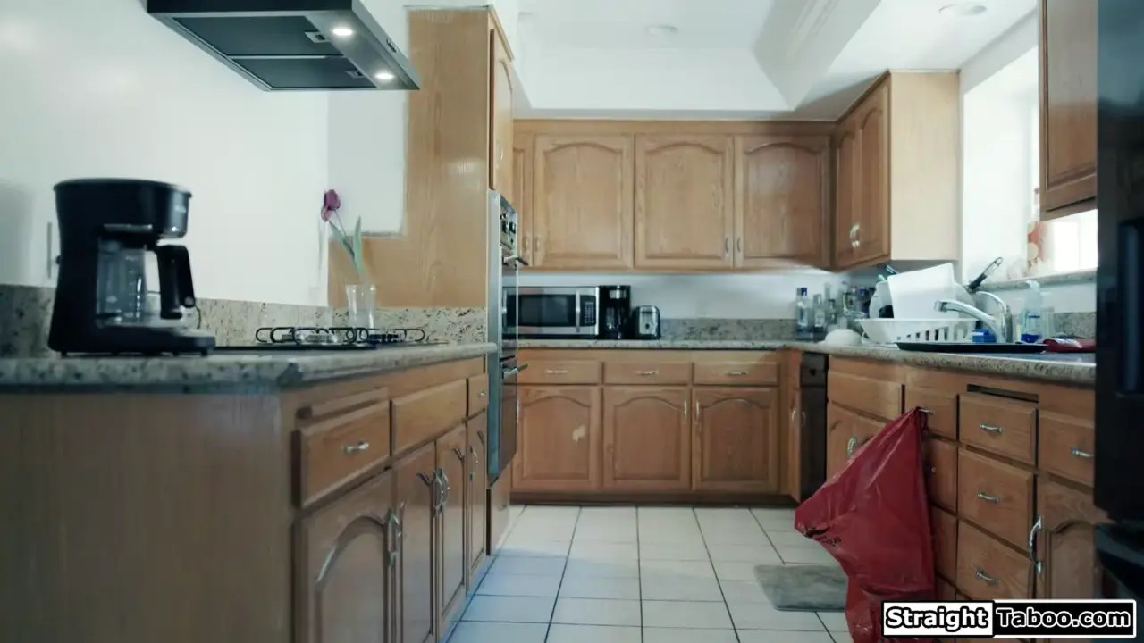 Scarlit Scandal Lets A Delivery Guy Fuck Her - ePornLeak