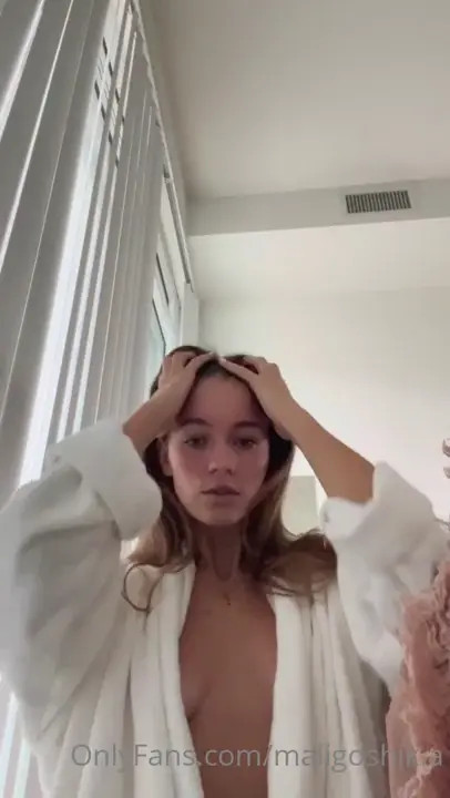 Maligoshik Teases While Removing Her Bikini - ePornLeak