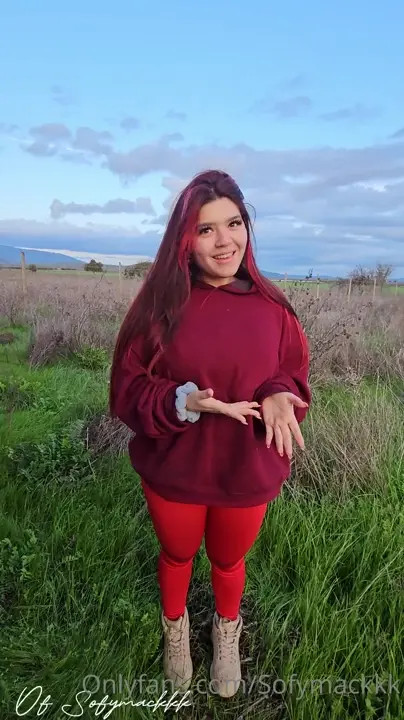 Sofymackkk And Her BF Get Horny Outdoors