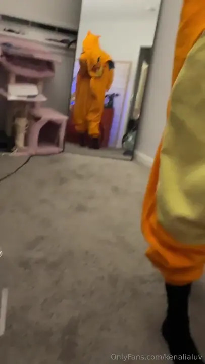 Kenalialuv Receives A Facial