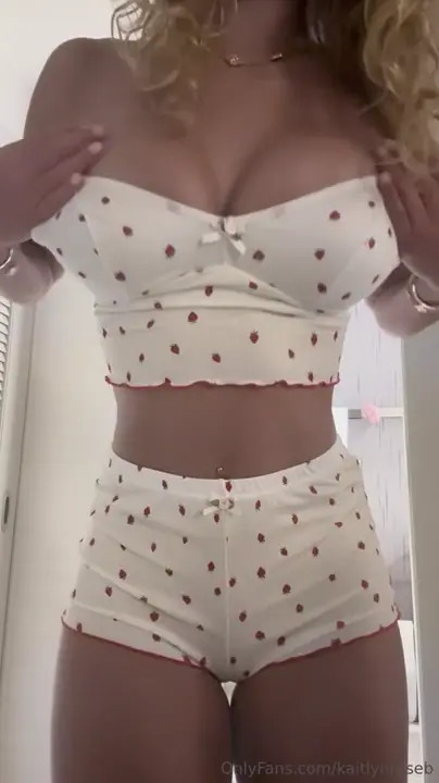 kaitlynRoseB Teases While Caressing Her Tits
