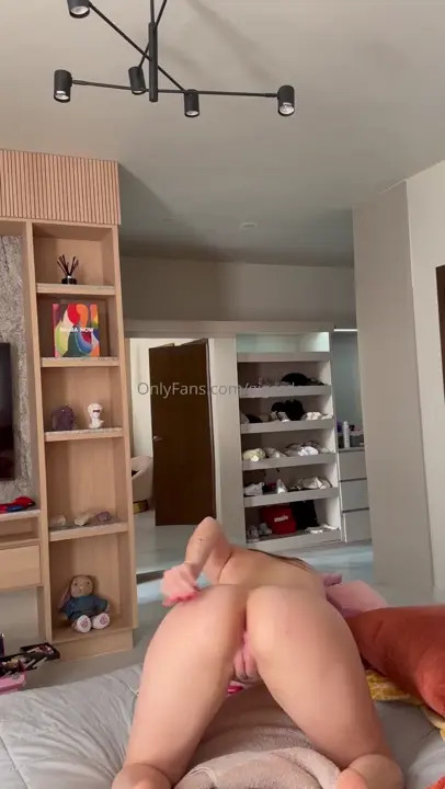 Gigardez Bends Over To Pump Her Hole