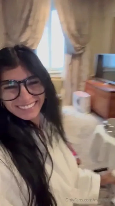 Topless Mia Khalifa Jams To The Music After Eating