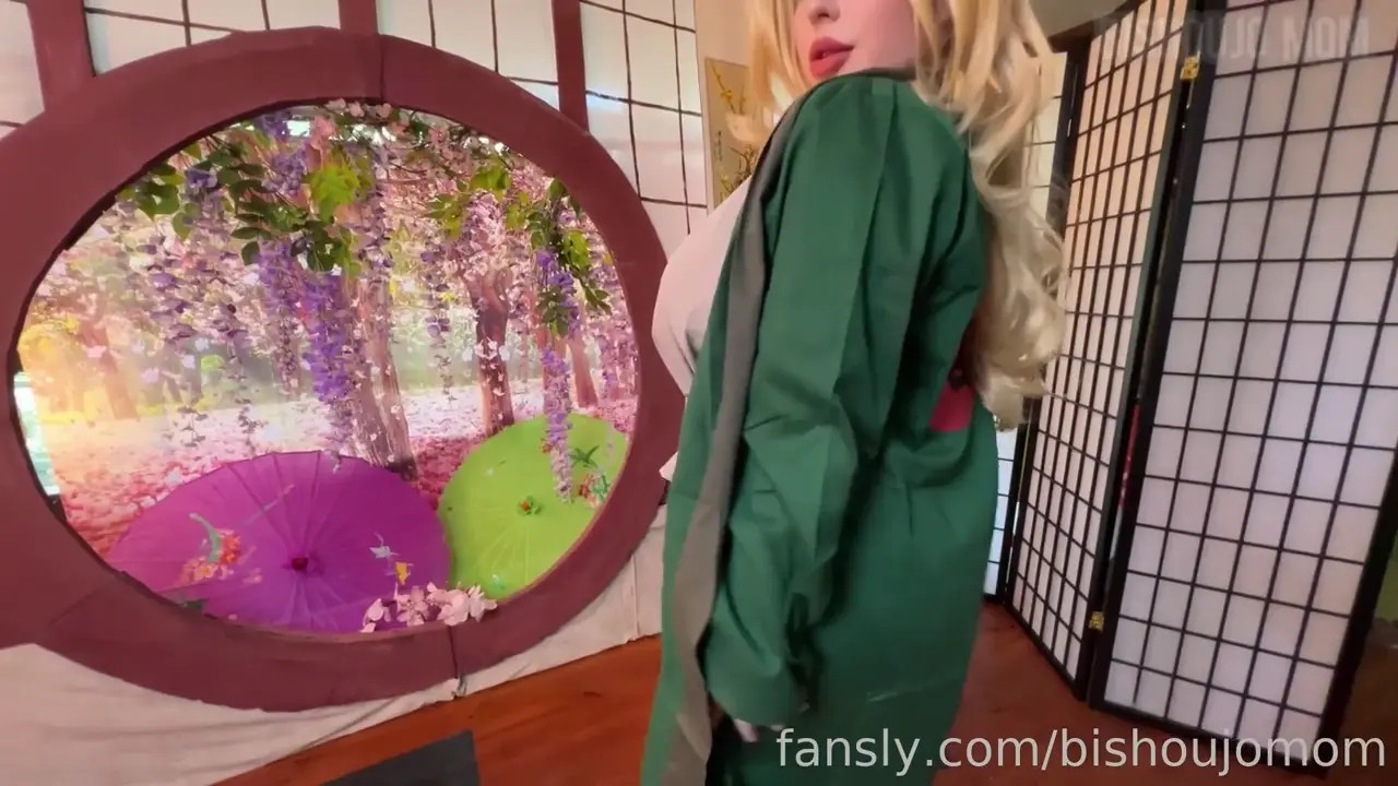 Juliette Michele Blows A Dildo As Tsunade