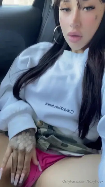 Foxyhoex Gets Horny In The Car