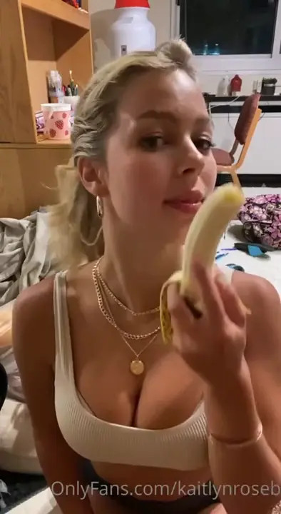 KaitlynRoseB Sucks A Banana Like A Cock - ePornLeak