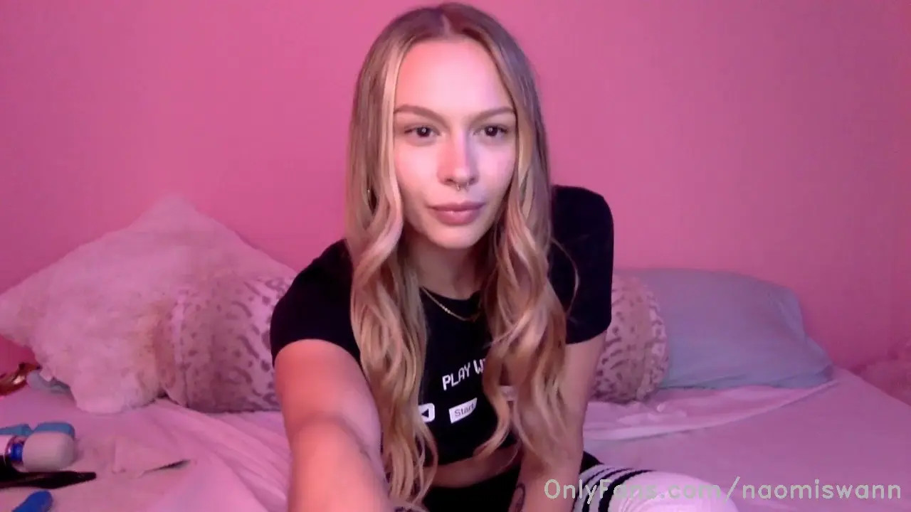 NaomisWann Fucks Her Cunt With A Dildo