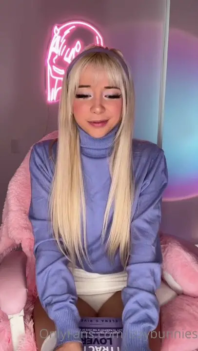 WaifuMiia Plays With Her Pussy