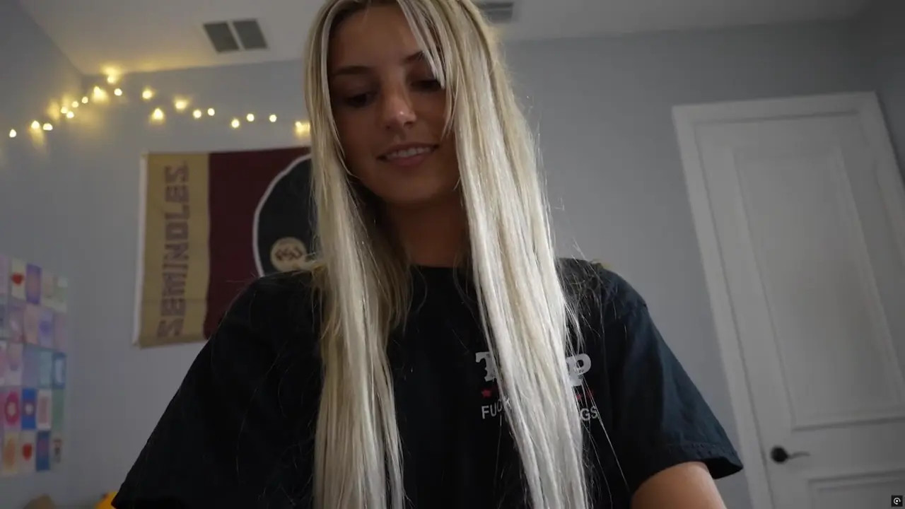 Ambie Bambi Sucks A Cock In Her Room - ePornLeak