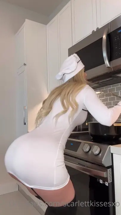 ScarlettKissesXO Fucks Her Sex Machine In The Kitchen