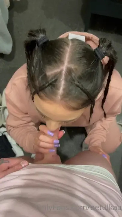 Peťulka Gets On Her Knees To Suck A Dick - ePornLeak