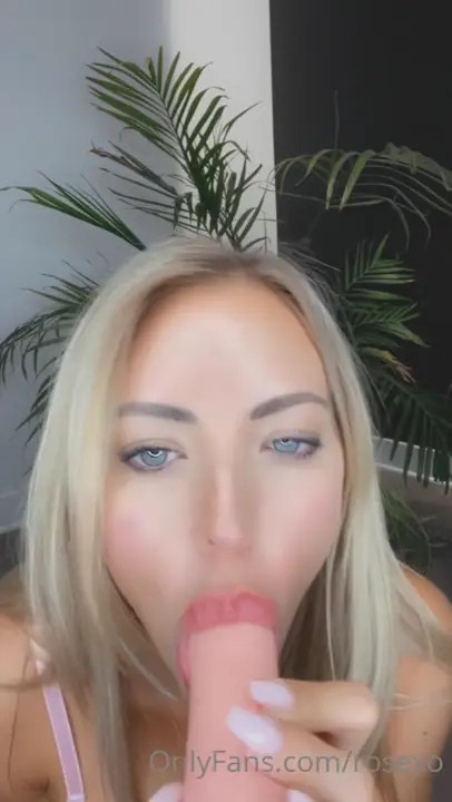 Blondie Rosiie Puts A New Dildo In Her Pussy