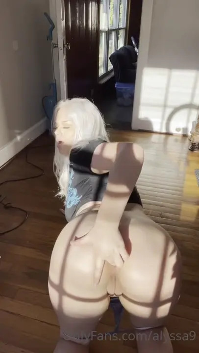 Alyssa Bends Over In The Sun