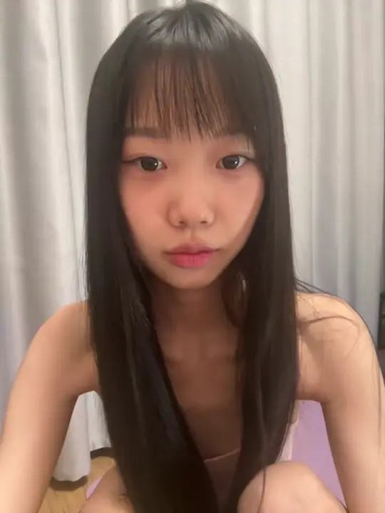 Xinyu789 Wiggles Her Feet While Masturbating