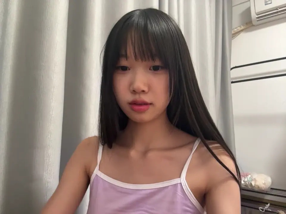 Xinyu789 Wears Nipple Clamps And Blows A Dildo