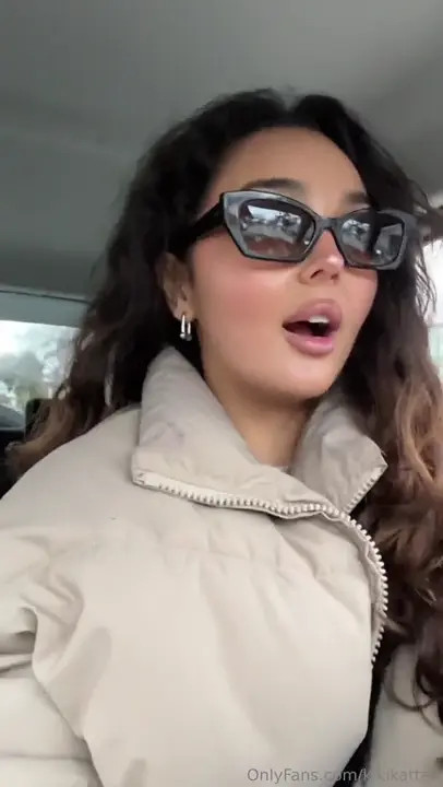 Kira Kattan Rubs Her Pussy In The Car