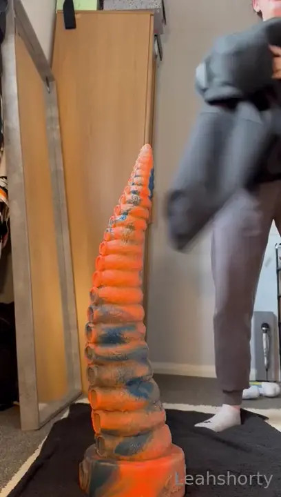 Leahshorty Takes Tentacle Dildo Up Her Pussy