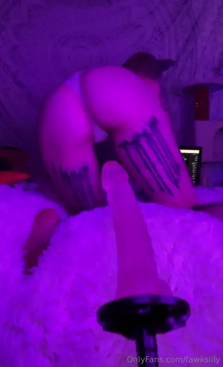 FawksLily Gets Pumped By A Dildo Machine