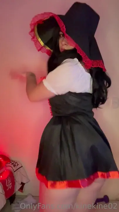 Kinekine02 strips & Spreads Her Butt Cheeks - ePornLeak