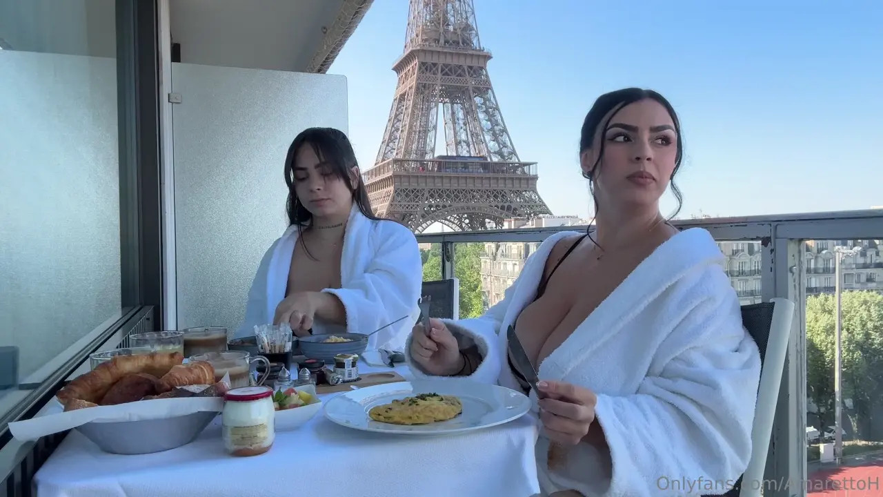 Amarettoh And Kimvelezoficial's Lesbian Fun