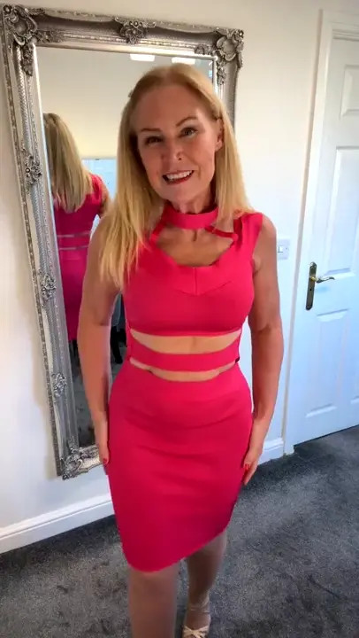 MILF Thelittleminx Takes Off Dress To Reveal Sexy Lingerie
