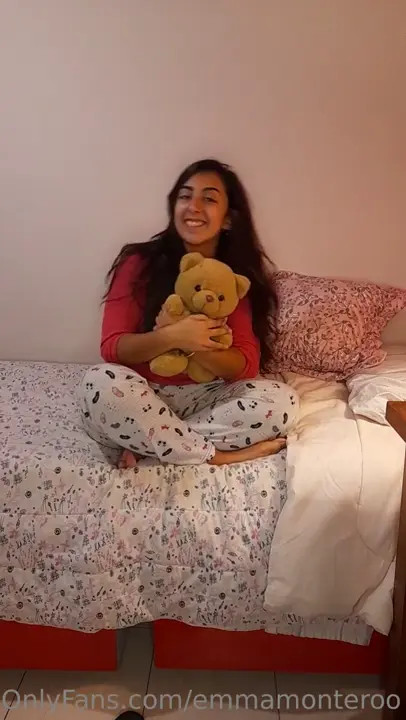 Emmamonteroo Reveals Her Big Tits From Under Her Shirt