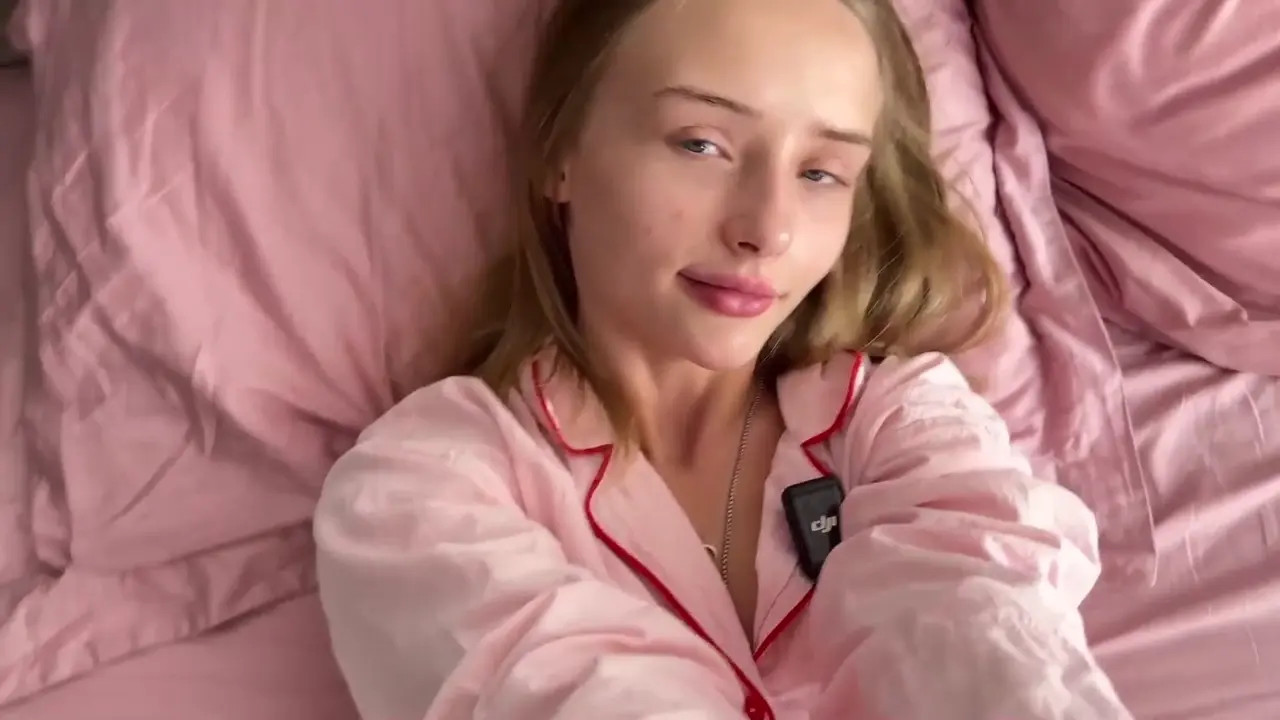 MilaShine Double Vibrates Her Pussy