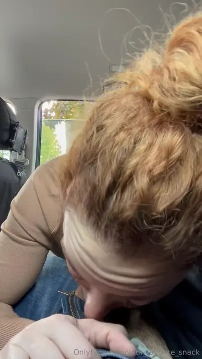 Elise McKenna Gives An Oral Inside The Car