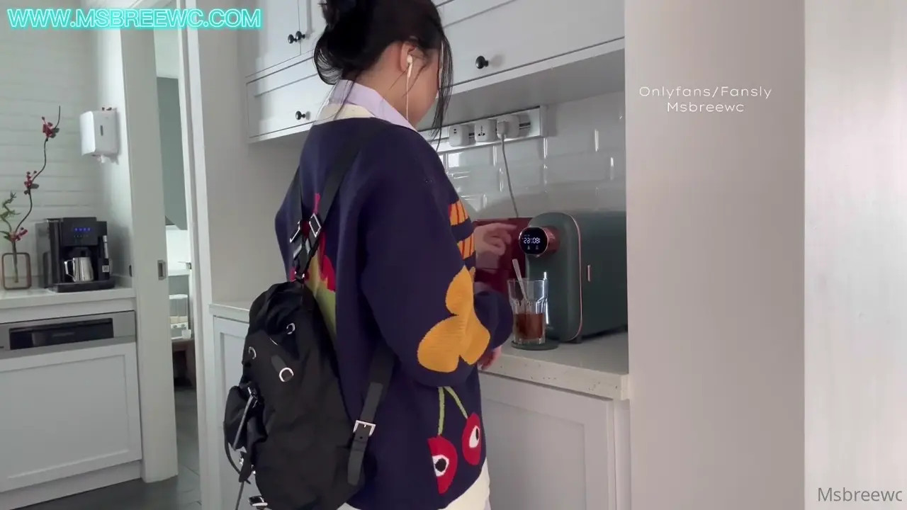 Msbreewc Masturbates While Watching Hentai