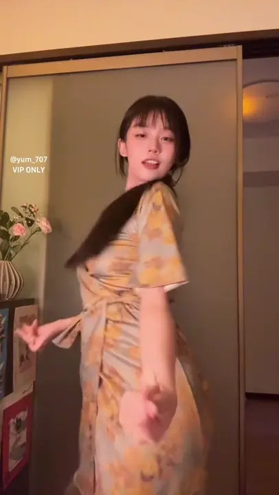 Yum_707 Fucks Her Pussy With A Dildo While Dancing To A Cantonese Song