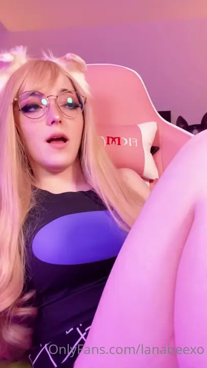 Lanabee Pulls Her Panties Aside To Finger Her Cunt