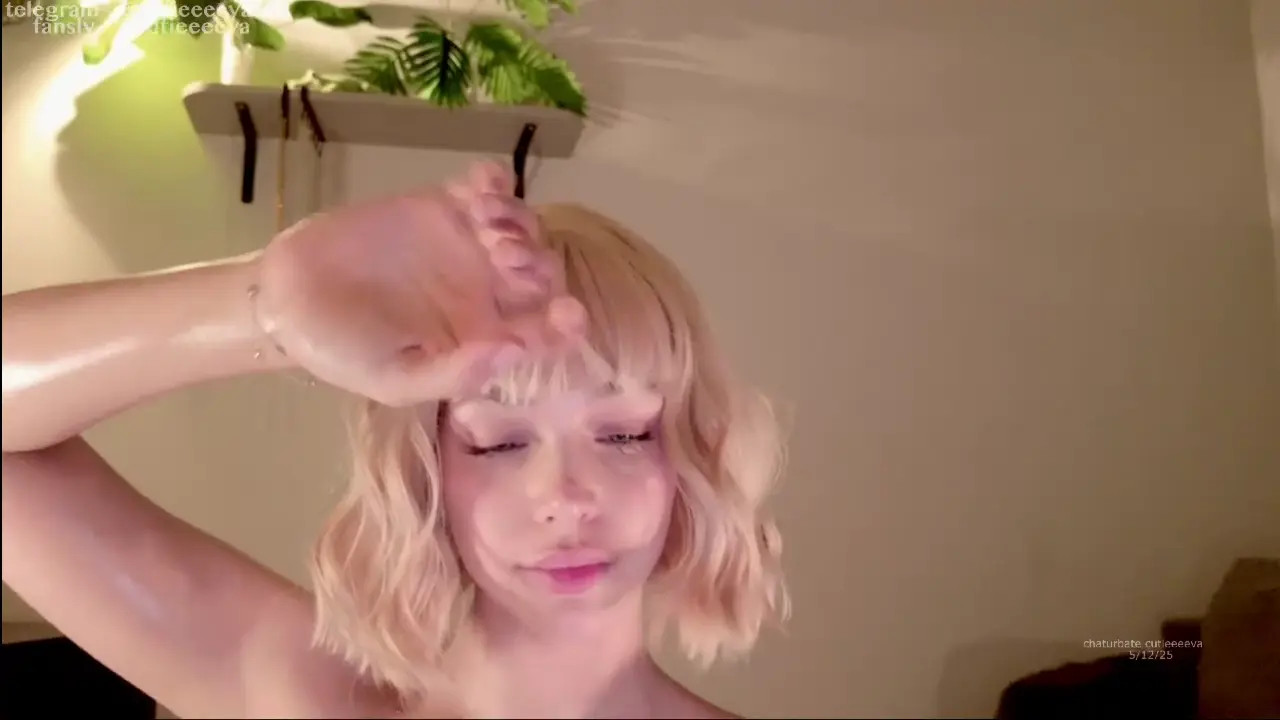 Cutieeeeva Tease Her Body And Masturbates