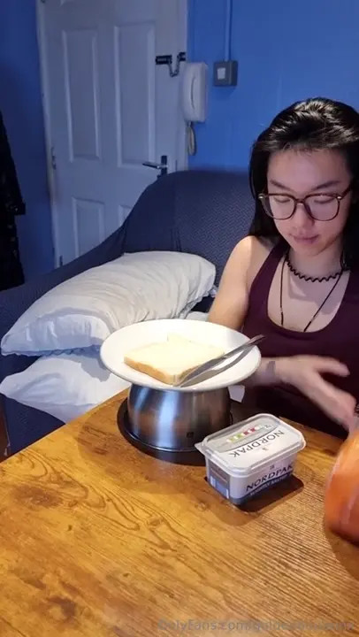 GoldenBunBunX Gives A Blowjob After Eating