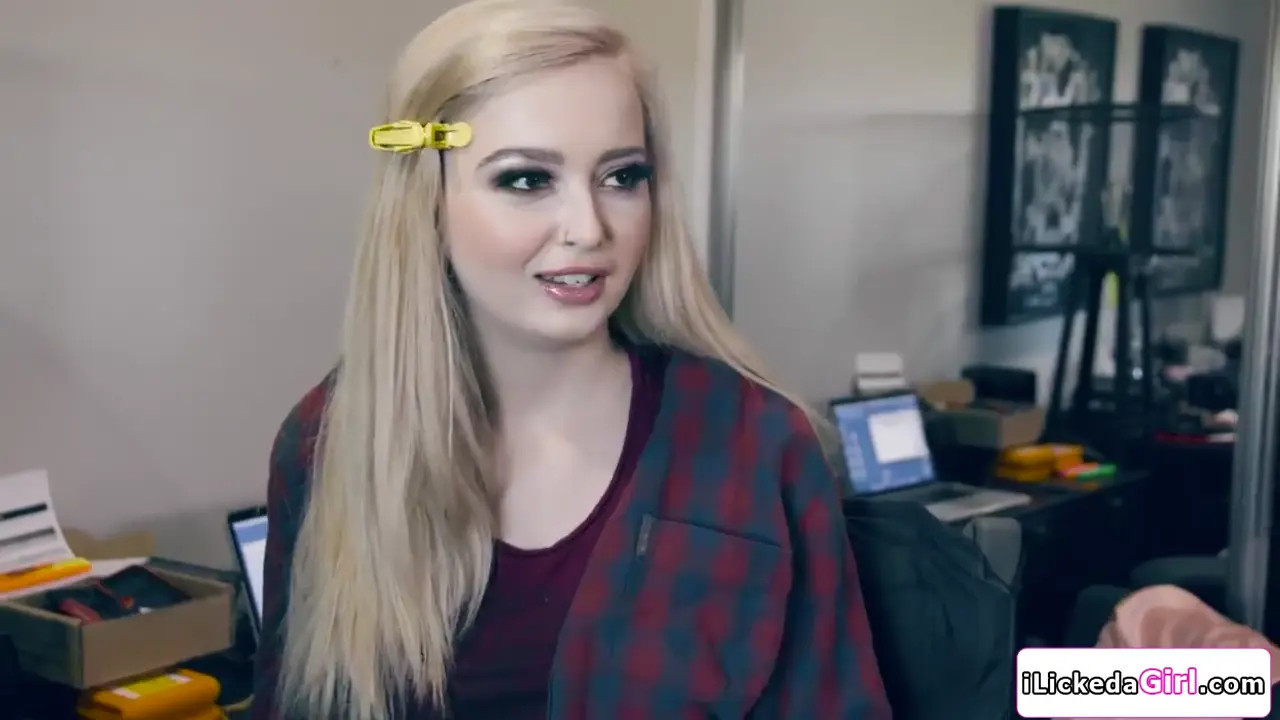 Blonde Lexi Lore Facesits Petite Latina