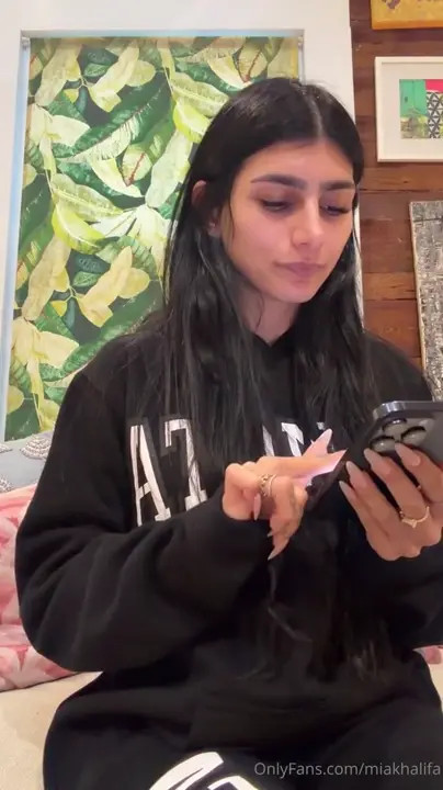 Mia Khalifa's Outdoor Teasing - ePornLeak