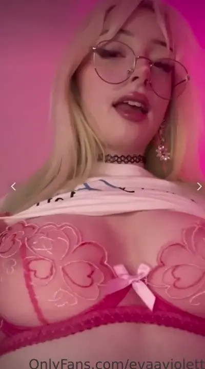 Evaaviolettt Shows Off Her Tits