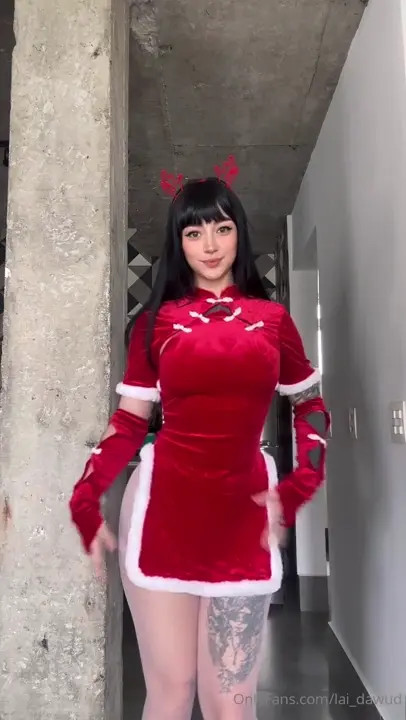 Lai Dawud Strips And Flaunts Her Perfect Body In A Christmas Outfit