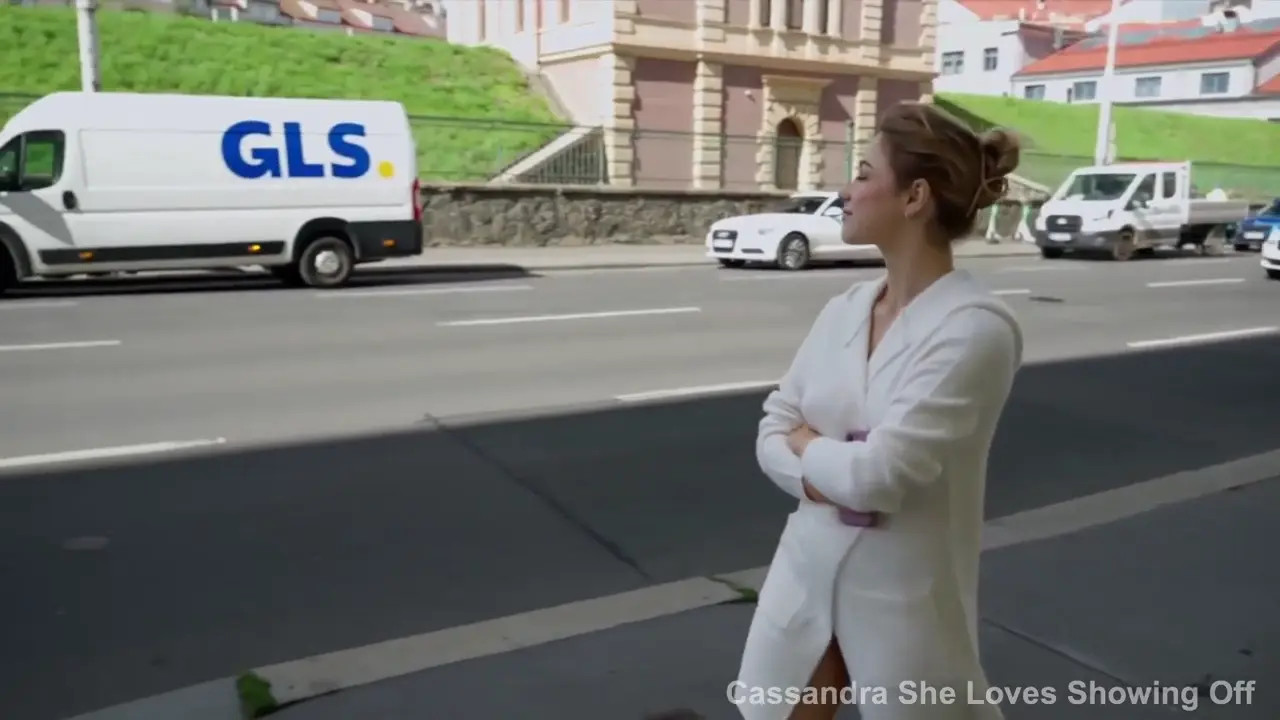 Cassandra.Delia Shows Off Her Body Outside