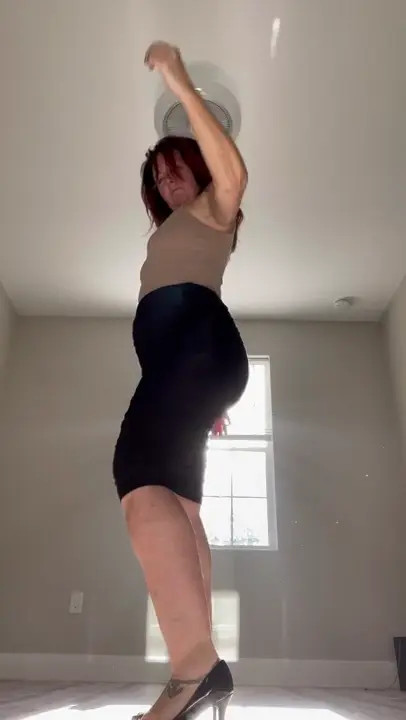 Ishrn Shakes Her Ass In Body Suit